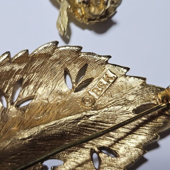 BSK Vintage Gold Plated Leaf Brooch & Clip-on Earring Set - Picture 5 of 15